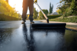 A professional sealcoating pavement